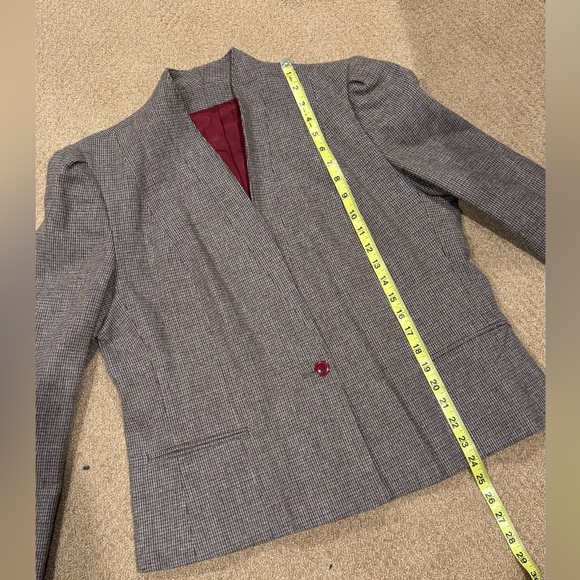 Stunning colors and beautiful cut blazer, easy to style %100 wool - Picture 6 of 8